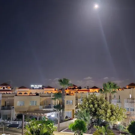 Ocean House 公寓 *